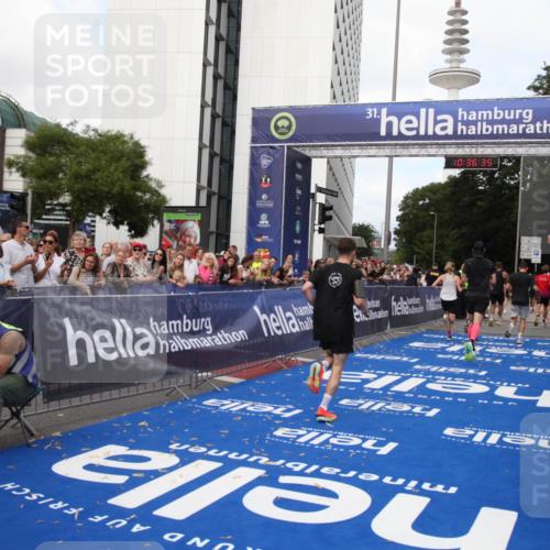 29.06.2025 - hella hamburg halbmarathon Michael Strokosch http://msf.ph/oto/8171796 29.06.2025 10:36:34 Ziel 2121, 8084, 8121, 9296, 10404, 10680, 10852, 11304, 11833, 12916, 17723, 18062 meine-sportfotos.de