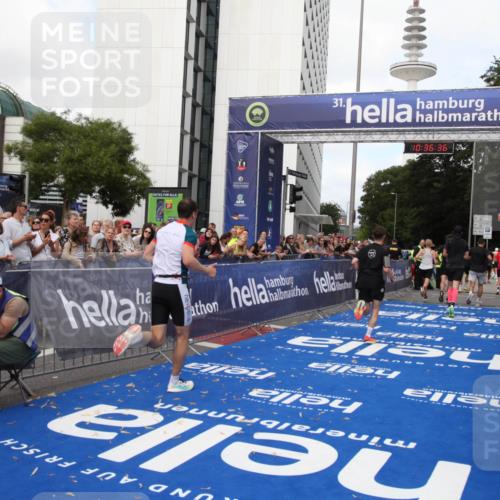 29.06.2025 - hella hamburg halbmarathon Michael Strokosch http://msf.ph/oto/8171831 29.06.2025 10:36:35 Ziel 2121, 6915, 8121, 9296, 10404, 10680, 10852, 11833, 12916, 17723, 18062 meine-sportfotos.de
