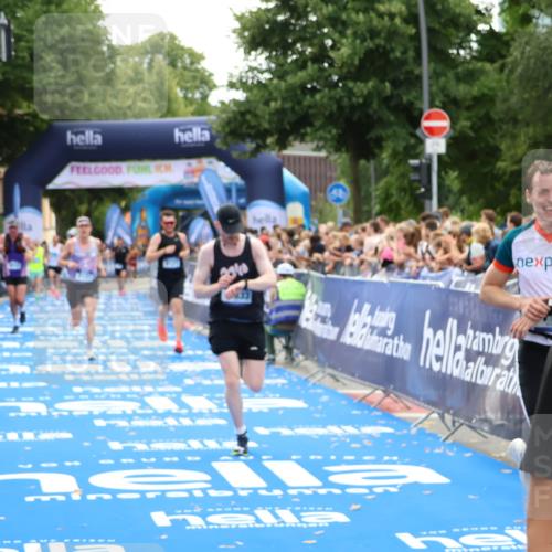 29.06.2025 - hella hamburg halbmarathon Zöllner http://msf.ph/oto/8171845 29.06.2025 10:36:37 Ziel 2121, 3809, 6915, 8121, 9296, 11833, 16523, 17723 meine-sportfotos.de