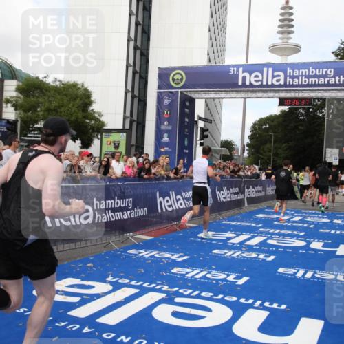 29.06.2025 - hella hamburg halbmarathon Michael Strokosch http://msf.ph/oto/8171854 29.06.2025 10:36:36 Ziel 2121, 6915, 8121, 9296, 10404, 10680, 10852, 11833, 12916, 16523, 17723 meine-sportfotos.de