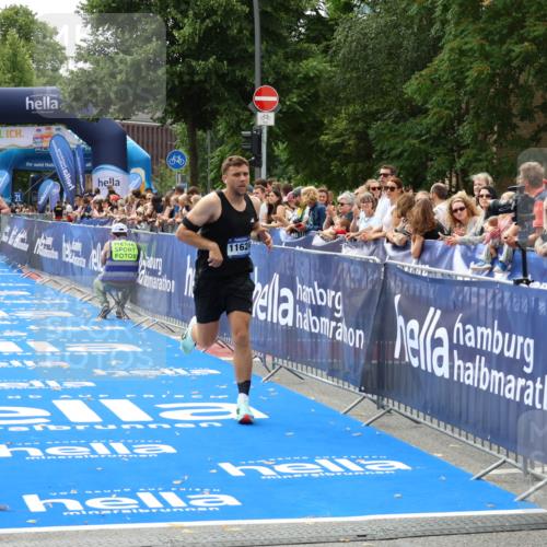 29.06.2025 - hella hamburg halbmarathon Zöllner http://msf.ph/oto/8171872 29.06.2025 10:23:01 Ziel 4128, 11624, 18328 meine-sportfotos.de