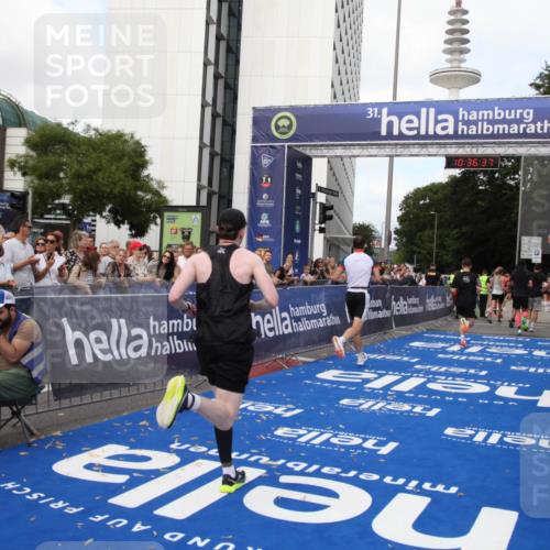 29.06.2025 - hella hamburg halbmarathon Michael Strokosch http://msf.ph/oto/8171884 29.06.2025 10:36:36 Ziel 2121, 6915, 8121, 9296, 10404, 10680, 10852, 11833, 12916, 16523, 17723 meine-sportfotos.de