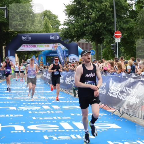 29.06.2025 - hella hamburg halbmarathon Zöllner http://msf.ph/oto/8171894 29.06.2025 10:36:38 Ziel 2121, 3809, 5092, 6915, 8121, 11833, 16523, 17723 meine-sportfotos.de