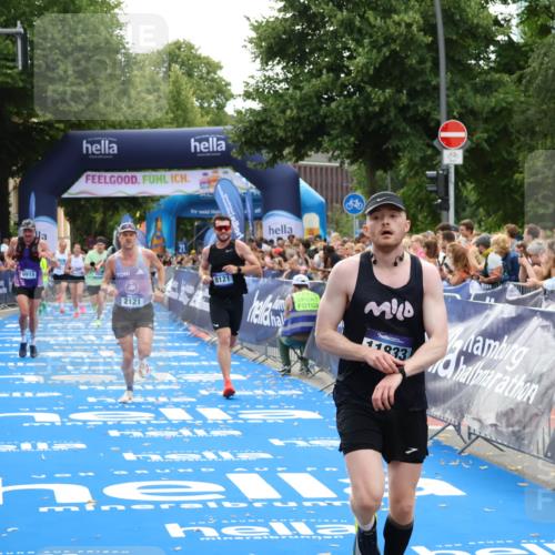 29.06.2025 - hella hamburg halbmarathon Zöllner http://msf.ph/oto/8171910 29.06.2025 10:36:38 Ziel 2121, 3809, 5092, 6915, 8121, 11833, 16523, 17723 meine-sportfotos.de