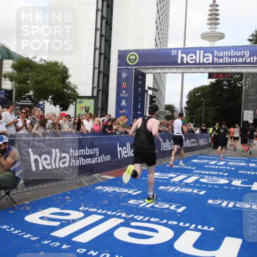 29.06.2025 - hella hamburg halbmarathon Michael Strokosch http://msf.ph/oto/8171918 29.06.2025 10:36:36 Ziel 2121, 6915, 8121, 9296, 10404, 10680, 10852, 11833, 12916, 16523, 17723 meine-sportfotos.de