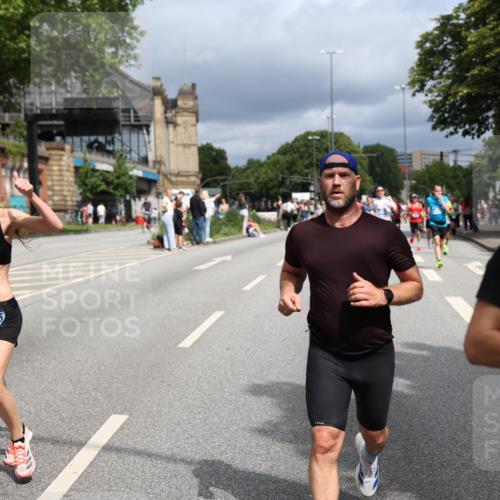 29.06.2025 - hella hamburg halbmarathon Yannick Fuchs http://msf.ph/oto/8171937 29.06.2025 10:41:19 20KM 1012, 1070, 1689, 1942, 2274, 2623, 3304, 5129, 5472, 5532, 5889, 6203, 6630, 7480, 7908, 8564, 9051, 9305, 9497, 10122, 10208, 10211, 10423, 11077, 11858, 12808, 13303, 13554, 14415, 14449, 14482, 14594, 15026, 15611, 15714, 15825, 15923, 16089, 16175, 16819, 17718, 18297, 18356 meine-sportfotos.de