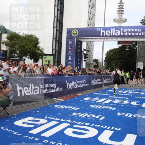 29.06.2025 - hella hamburg halbmarathon Michael Strokosch http://msf.ph/oto/8171954 29.06.2025 10:36:37 Ziel 2121, 6915, 8121, 9296, 10680, 11833, 16523, 17723 meine-sportfotos.de