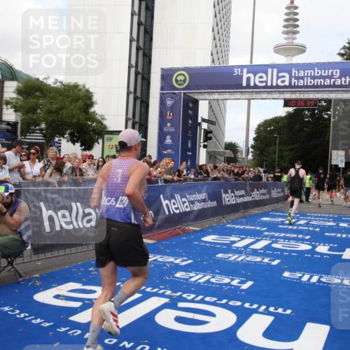 29.06.2025 - hella hamburg halbmarathon Michael Strokosch http://msf.ph/oto/8171988 29.06.2025 10:36:38 Ziel 2121, 3809, 6915, 8121, 9296, 11833, 16523, 17723 meine-sportfotos.de