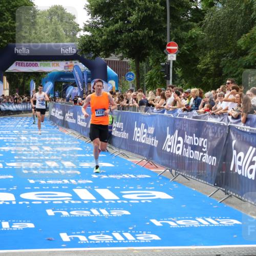 29.06.2025 - hella hamburg halbmarathon Zöllner http://msf.ph/oto/8171995 29.06.2025 10:23:04 Ziel 4128, 7862, 18328 meine-sportfotos.de