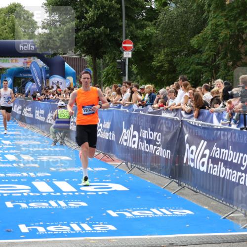 29.06.2025 - hella hamburg halbmarathon Zöllner http://msf.ph/oto/8172013 29.06.2025 10:23:05 Ziel 4128, 7862, 18328 meine-sportfotos.de