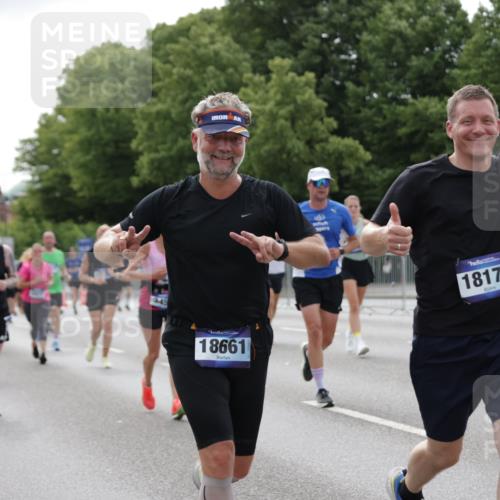 29.06.2025 - hella hamburg halbmarathon Jannik Wohlers http://msf.ph/oto/8172026 29.06.2025 10:21:44 Lombardsbrücke 1003, 1294, 1419, 1963, 2009, 2063, 2514, 2744, 3050, 3172, 3458, 3768, 4366, 4970, 5641, 6881, 6977, 7162, 8431, 8860, 8884, 8954, 9327, 9516, 9788, 9807, 10088, 10167, 10710, 11440, 12894, 13255, 14053, 14055, 14059, 14168, 14180, 14442, 15129, 15324, 15635, 15660, 16143, 16154, 16161, 16796, 16920, 17416, 17556, 17696, 17944, 18172, 18661, 19008, 19154 meine-sportfotos.de