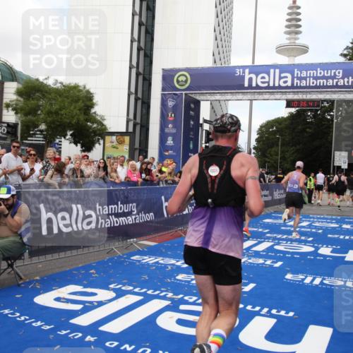 29.06.2025 - hella hamburg halbmarathon Michael Strokosch http://msf.ph/oto/8172030 29.06.2025 10:36:39 Ziel 2121, 3809, 5092, 6915, 8121, 11833, 16523, 17723 meine-sportfotos.de
