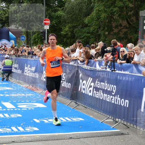 29.06.2025 - hella hamburg halbmarathon Zöllner http://msf.ph/oto/8172039 29.06.2025 10:23:05 Ziel 4128, 7862, 18328 meine-sportfotos.de
