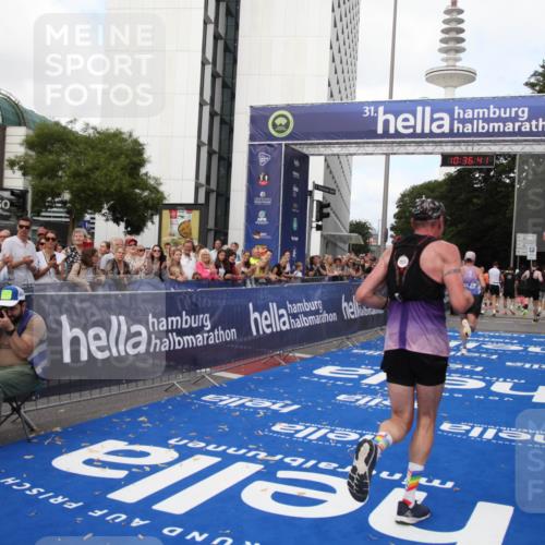 29.06.2025 - hella hamburg halbmarathon Michael Strokosch http://msf.ph/oto/8172064 29.06.2025 10:36:40 Ziel 1571, 2121, 3809, 5092, 6915, 8121, 11833, 16523, 18038, 18733 meine-sportfotos.de