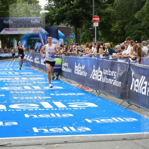 29.06.2025 - hella hamburg halbmarathon Zöllner http://msf.ph/oto/8172072 29.06.2025 10:23:07 Ziel 4128, 7862, 18930 meine-sportfotos.de
