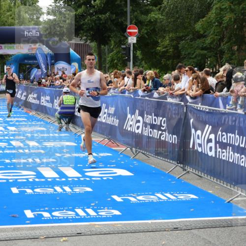 29.06.2025 - hella hamburg halbmarathon Zöllner http://msf.ph/oto/8172093 29.06.2025 10:23:07 Ziel 4128, 7862, 18930 meine-sportfotos.de