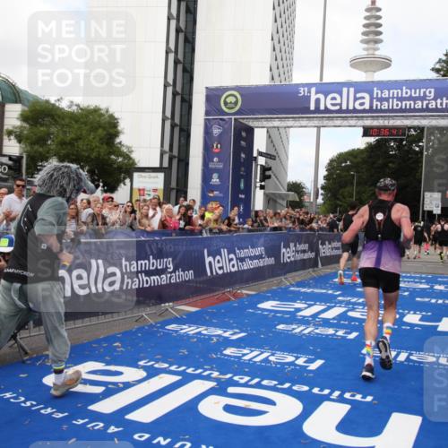 29.06.2025 - hella hamburg halbmarathon Michael Strokosch http://msf.ph/oto/8172096 29.06.2025 10:36:40 Ziel 1571, 2121, 3809, 5092, 6915, 8121, 11833, 16523, 18038, 18733 meine-sportfotos.de