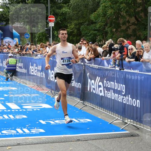 29.06.2025 - hella hamburg halbmarathon Zöllner http://msf.ph/oto/8172119 29.06.2025 10:23:08 Ziel 4128, 7862, 18930 meine-sportfotos.de