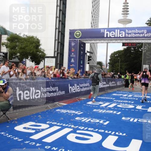 29.06.2025 - hella hamburg halbmarathon Michael Strokosch http://msf.ph/oto/8172134 29.06.2025 10:36:42 Ziel 1571, 2121, 3809, 5092, 6915, 8121, 14622, 16523, 18038, 18733 meine-sportfotos.de