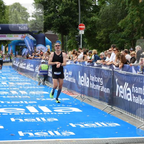 29.06.2025 - hella hamburg halbmarathon Zöllner http://msf.ph/oto/8172177 29.06.2025 10:23:10 Ziel 7862, 18930 meine-sportfotos.de