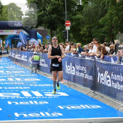 29.06.2025 - hella hamburg halbmarathon Zöllner http://msf.ph/oto/8172187 29.06.2025 10:23:11 Ziel 7862, 18930 meine-sportfotos.de