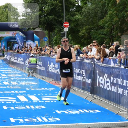 29.06.2025 - hella hamburg halbmarathon Zöllner http://msf.ph/oto/8172195 29.06.2025 10:23:11 Ziel 7862, 18930 meine-sportfotos.de
