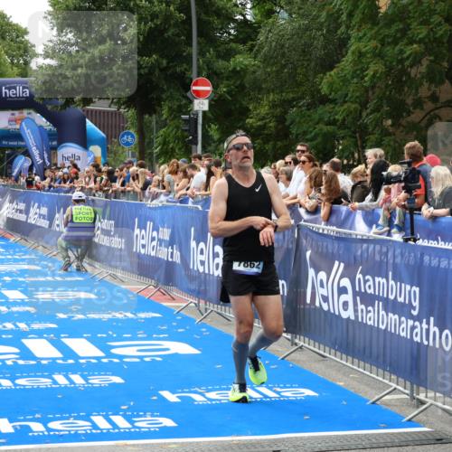 29.06.2025 - hella hamburg halbmarathon Zöllner http://msf.ph/oto/8172210 29.06.2025 10:23:11 Ziel 7862, 18930 meine-sportfotos.de
