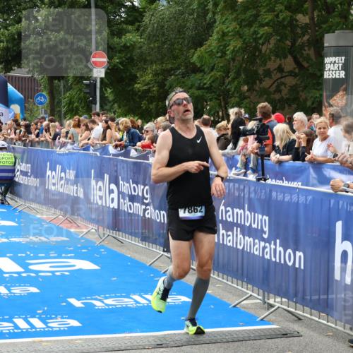 29.06.2025 - hella hamburg halbmarathon Zöllner http://msf.ph/oto/8172217 29.06.2025 10:23:12 Ziel 18930 meine-sportfotos.de