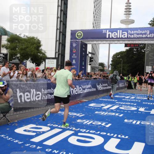 29.06.2025 - hella hamburg halbmarathon Michael Strokosch http://msf.ph/oto/8172231 29.06.2025 10:36:43 Ziel 1571, 3809, 5092, 6915, 14622, 15621, 16523, 18038, 18733 meine-sportfotos.de