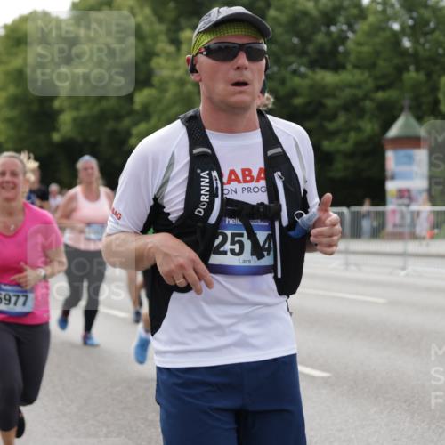 29.06.2025 - hella hamburg halbmarathon Jannik Wohlers http://msf.ph/oto/8172258 29.06.2025 10:21:49 Lombardsbrücke 1003, 1187, 1419, 1598, 1963, 2009, 2022, 2063, 2351, 2514, 2744, 3050, 3108, 3172, 3458, 3768, 3910, 4113, 4114, 4131, 4366, 4556, 4559, 4829, 4970, 5079, 6030, 6048, 6049, 6303, 6307, 6881, 6977, 8431, 8855, 8860, 8884, 8954, 9204, 9327, 9516, 9788, 9807, 10088, 10710, 10917, 11440, 12894, 12933, 13255, 13820, 14053, 14055, 14059, 14079, 14333, 14442, 14901, 14903, 15129, 15324, 15635, 15660, 16154, 16161, 16920, 17416, 17556, 17696, 17944, 18172, 18661, 19154 meine-sportfotos.de