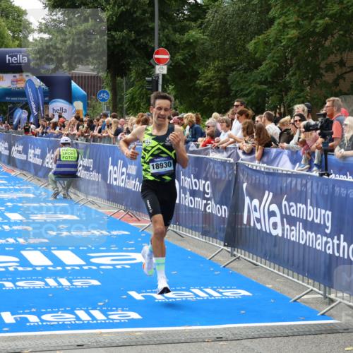 29.06.2025 - hella hamburg halbmarathon Zöllner http://msf.ph/oto/8172264 29.06.2025 10:23:15 Ziel 18930 meine-sportfotos.de