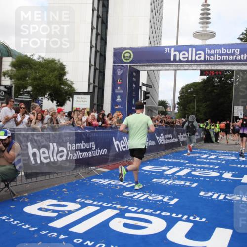 29.06.2025 - hella hamburg halbmarathon Michael Strokosch http://msf.ph/oto/8172270 29.06.2025 10:36:43 Ziel 1571, 3809, 5092, 6915, 14622, 15621, 16523, 18038, 18733 meine-sportfotos.de