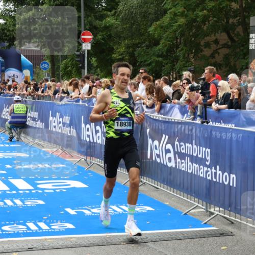 29.06.2025 - hella hamburg halbmarathon Zöllner http://msf.ph/oto/8172278 29.06.2025 10:23:16 Ziel 18930 meine-sportfotos.de