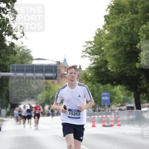 29.06.2025 - hella hamburg halbmarathon Jannik Wohlers http://msf.ph/oto/8172285 29.06.2025 09:41:57 Lombardsbrücke 2618, 14113, 15253, 18569 meine-sportfotos.de