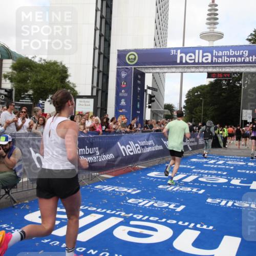 29.06.2025 - hella hamburg halbmarathon Michael Strokosch http://msf.ph/oto/8172305 29.06.2025 10:36:43 Ziel 1571, 3809, 5092, 6915, 14622, 15621, 16523, 18038, 18733 meine-sportfotos.de