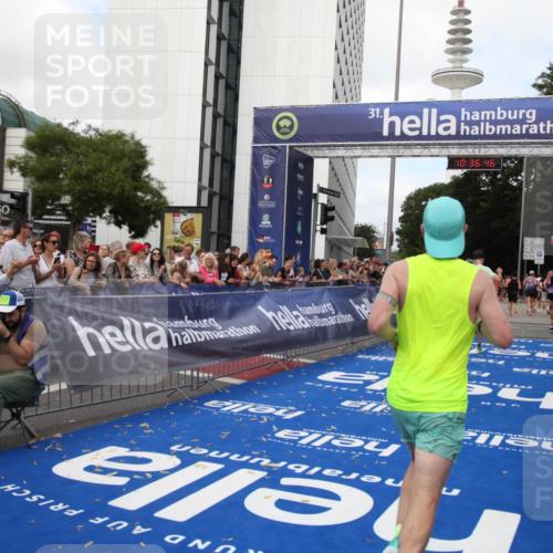 29.06.2025 - hella hamburg halbmarathon Michael Strokosch http://msf.ph/oto/8172332 29.06.2025 10:36:44 Ziel 1571, 3809, 5092, 5961, 6915, 14622, 15621, 16523, 18038, 18733 meine-sportfotos.de