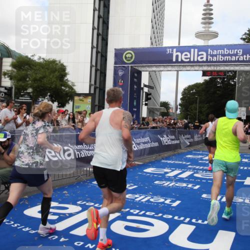 29.06.2025 - hella hamburg halbmarathon Michael Strokosch http://msf.ph/oto/8172365 29.06.2025 10:36:45 Ziel 1571, 3809, 5092, 5961, 14622, 15621, 16523, 18038, 18733 meine-sportfotos.de
