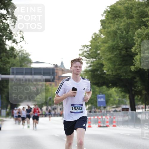 29.06.2025 - hella hamburg halbmarathon Jannik Wohlers http://msf.ph/oto/8172376 29.06.2025 09:41:57 Lombardsbrücke 2618, 14113, 15253, 18569 meine-sportfotos.de