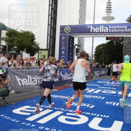 29.06.2025 - hella hamburg halbmarathon Michael Strokosch http://msf.ph/oto/8172389 29.06.2025 10:36:45 Ziel 1571, 3809, 5092, 5961, 14622, 15621, 16523, 18038, 18733 meine-sportfotos.de