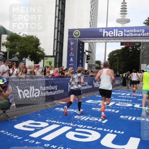 29.06.2025 - hella hamburg halbmarathon Michael Strokosch http://msf.ph/oto/8172426 29.06.2025 10:36:46 Ziel 1571, 3809, 5092, 5961, 14622, 15621, 18038, 18733 meine-sportfotos.de