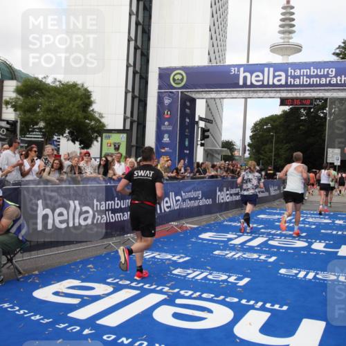 29.06.2025 - hella hamburg halbmarathon Michael Strokosch http://msf.ph/oto/8172502 29.06.2025 10:36:47 Ziel 1571, 3809, 4865, 5092, 5961, 6529, 13343, 14622, 15621, 18038, 18733 meine-sportfotos.de