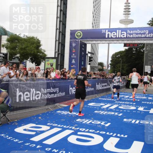 29.06.2025 - hella hamburg halbmarathon Michael Strokosch http://msf.ph/oto/8172520 29.06.2025 10:36:47 Ziel 1571, 3809, 4865, 5092, 5961, 6529, 13343, 14622, 15621, 18038, 18733 meine-sportfotos.de