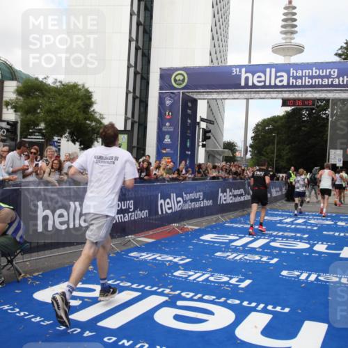29.06.2025 - hella hamburg halbmarathon Michael Strokosch http://msf.ph/oto/8172537 29.06.2025 10:36:48 Ziel 1571, 4865, 5092, 5961, 6529, 13343, 14622, 15621, 18038, 18733 meine-sportfotos.de