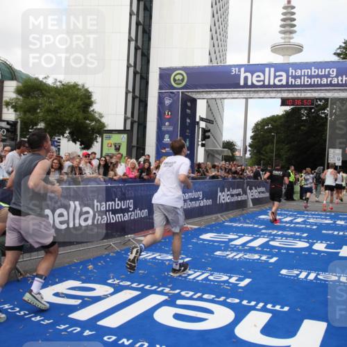 29.06.2025 - hella hamburg halbmarathon Michael Strokosch http://msf.ph/oto/8172553 29.06.2025 10:36:48 Ziel 1571, 4865, 5092, 5961, 6529, 13343, 14622, 15621, 18038, 18733 meine-sportfotos.de