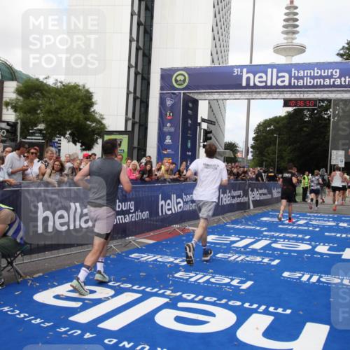 29.06.2025 - hella hamburg halbmarathon Michael Strokosch http://msf.ph/oto/8172574 29.06.2025 10:36:49 Ziel 1571, 4865, 5961, 6529, 13343, 14622, 15621, 15939, 18038, 18733 meine-sportfotos.de