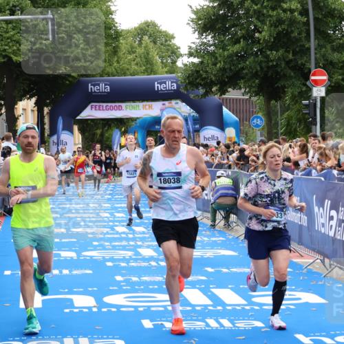 29.06.2025 - hella hamburg halbmarathon Zöllner http://msf.ph/oto/8172606 29.06.2025 10:36:47 Ziel 1571, 4865, 5092, 5961, 6529, 13343, 14622, 15621, 18038, 18733 meine-sportfotos.de