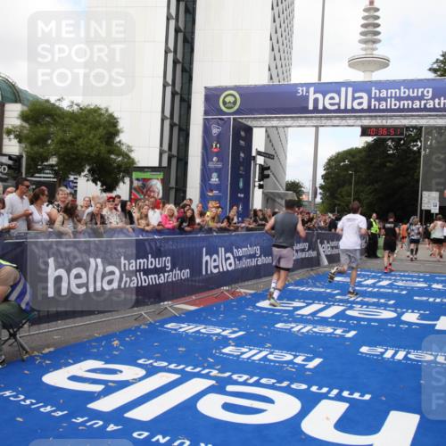 29.06.2025 - hella hamburg halbmarathon Michael Strokosch http://msf.ph/oto/8172611 29.06.2025 10:36:50 Ziel 4865, 5961, 6529, 13343, 14622, 15621, 15939 meine-sportfotos.de