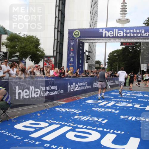 29.06.2025 - hella hamburg halbmarathon Michael Strokosch http://msf.ph/oto/8172641 29.06.2025 10:36:50 Ziel 4865, 5961, 6529, 13343, 14622, 15621, 15939 meine-sportfotos.de