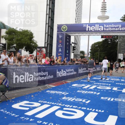 29.06.2025 - hella hamburg halbmarathon Michael Strokosch http://msf.ph/oto/8172670 29.06.2025 10:36:51 Ziel 4865, 5961, 6529, 7310, 13343, 14622, 15621, 15939 meine-sportfotos.de