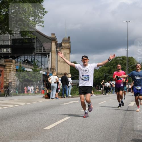 29.06.2025 - hella hamburg halbmarathon Yannick Fuchs http://msf.ph/oto/8172704 29.06.2025 10:41:24 20KM 1012, 1070, 1460, 1689, 1942, 2274, 2623, 3304, 5129, 5472, 5532, 5650, 5889, 6203, 6630, 7480, 7908, 8564, 9051, 9305, 10122, 10208, 10423, 11021, 11077, 12724, 13223, 13303, 14415, 14482, 14594, 15451, 15611, 15714, 15825, 15923, 15973, 16089, 16175, 16819, 17229, 17718, 17743, 17846, 18297, 18356 meine-sportfotos.de